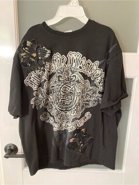 Smoke Rise Black Tapestry Graphic Fashion Tee Shirt - M - Embroidered